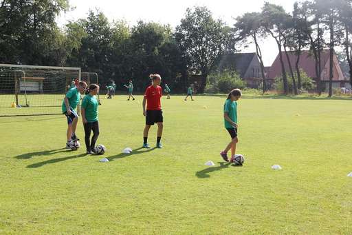 Vier Personen beim Fußballspielen