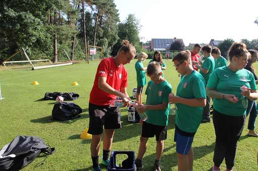 Tanja Baumann verteilt Trinkflaschen