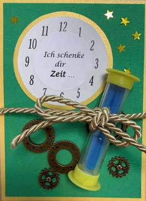 Abgebildet ist eine Postkarte mit einem Ziffernblatt, Zahnrädern und einer Sanduhr