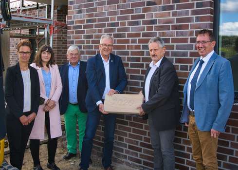 Das Bild zeigt die feierliche Grundsteinlegung bei den Hase-Knirpsen. Zu sehen sind von links nach rechts: Jutta Bielke, Stephanie Meyer, Dr. Gerhard Knoll und Michael Korden als Vertreter des Trägers Vitus sowie Hans Bösken und Dieter Pohlmann von der Gemeinde Herzlake.