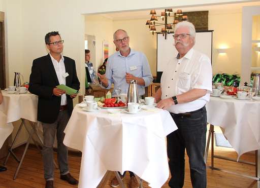 Interviewrunde v.l.n.r.: Moderator Holger Urbanek, Pädagogische Bereichsleitung, im Gespräch mit Johannes Münzebrock, Kompetenzfeldleiter Berufliche Qualifizierung und Teilhabe am Arbeitsleben, und Torsten Böttcher, Technischer Produktmanager bei kwb Germany GmbH