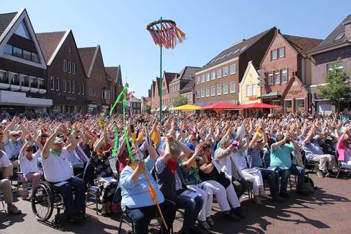 Menschenmenge des Pfingstgottesdienstes in der Innenstadt von Meppen