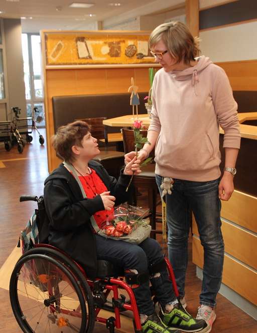 Die Vitus Frauenbeauftragte Franziska Schmitz übergibt eine Rose an ihre Kollegin Sina Wilken