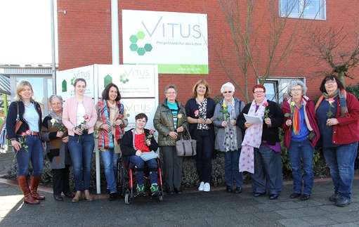 Die Vertreterinnen des Meppener Frauenforums verteilten Rosen am Vitus Hauptstandort in Meppen