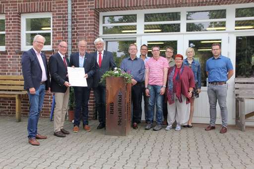 Urkundenübergabe: Die Gäste der Feierlichkeiten auf Gut Kellerberg freuen sich über die Akkreditierung zum Handwerksgehilfen Maler und Lackierer