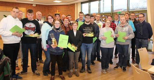 Stolz auf die erreichte Leistung sind die Teilnehmer des Vitus Berufsbildungsbereiches, Vertreter der Arbeitsagentur, des Landkreises und der Handwerkskammer sowie die Bildungsbegleiter.